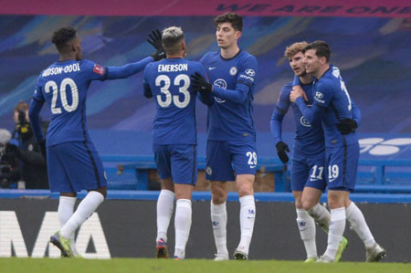 被追着打！王睿泽1分钟连续出现犯规 累计3次犯规被换下场