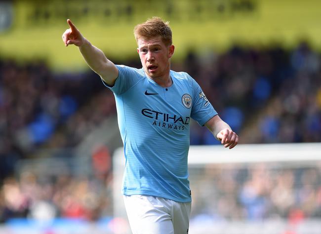 皇马因战术分歧和防守问题表现不稳定，哈维·阿隆索与球员矛盾缓和但压力仍大，需加速抢分以夺冠。